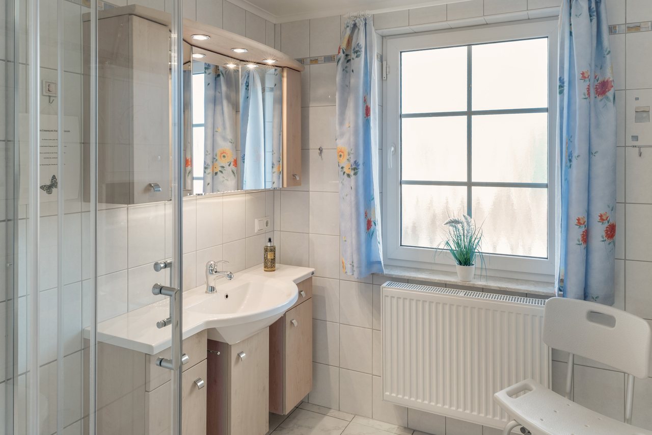 Duschbad mit Fenster, Ferienwohnung Zwei in Bad Wilsnack, Brandenburg, Bad Wilsnack, Prignitz, Brandenburg