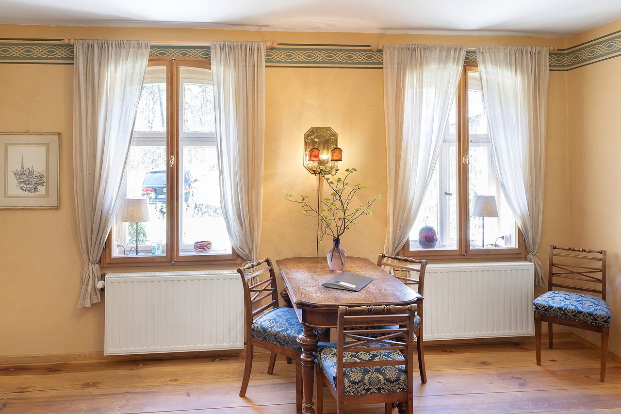 Wohn- und Essbereich mit Esstisch am Fenster, Ferienwohnung am Roten Schloss in Baruth/Mark, Brandenburg