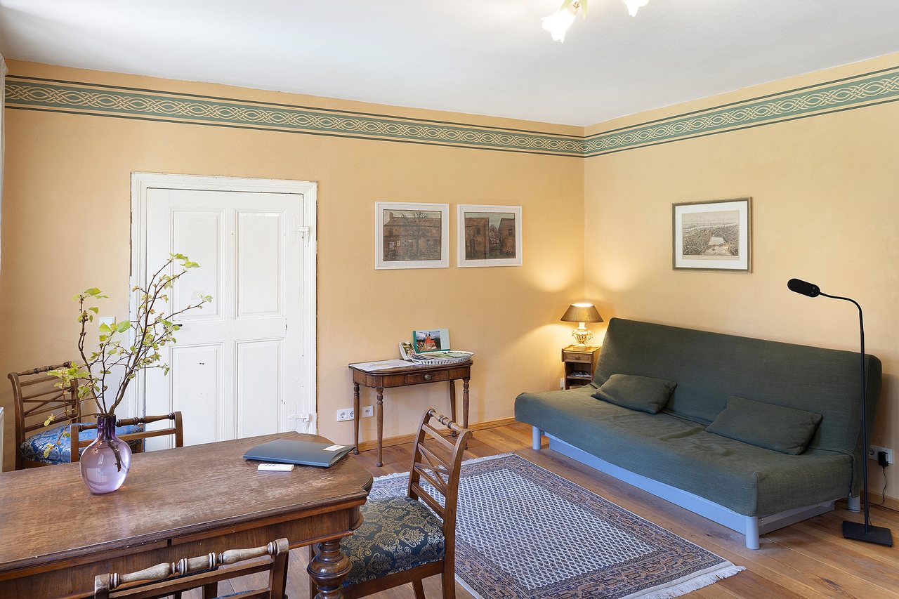 Wohnbereich mit Schlafsofa und Essplatz, Ferienwohnung am Roten Schloss in Baruth/Mark, Brandenburg