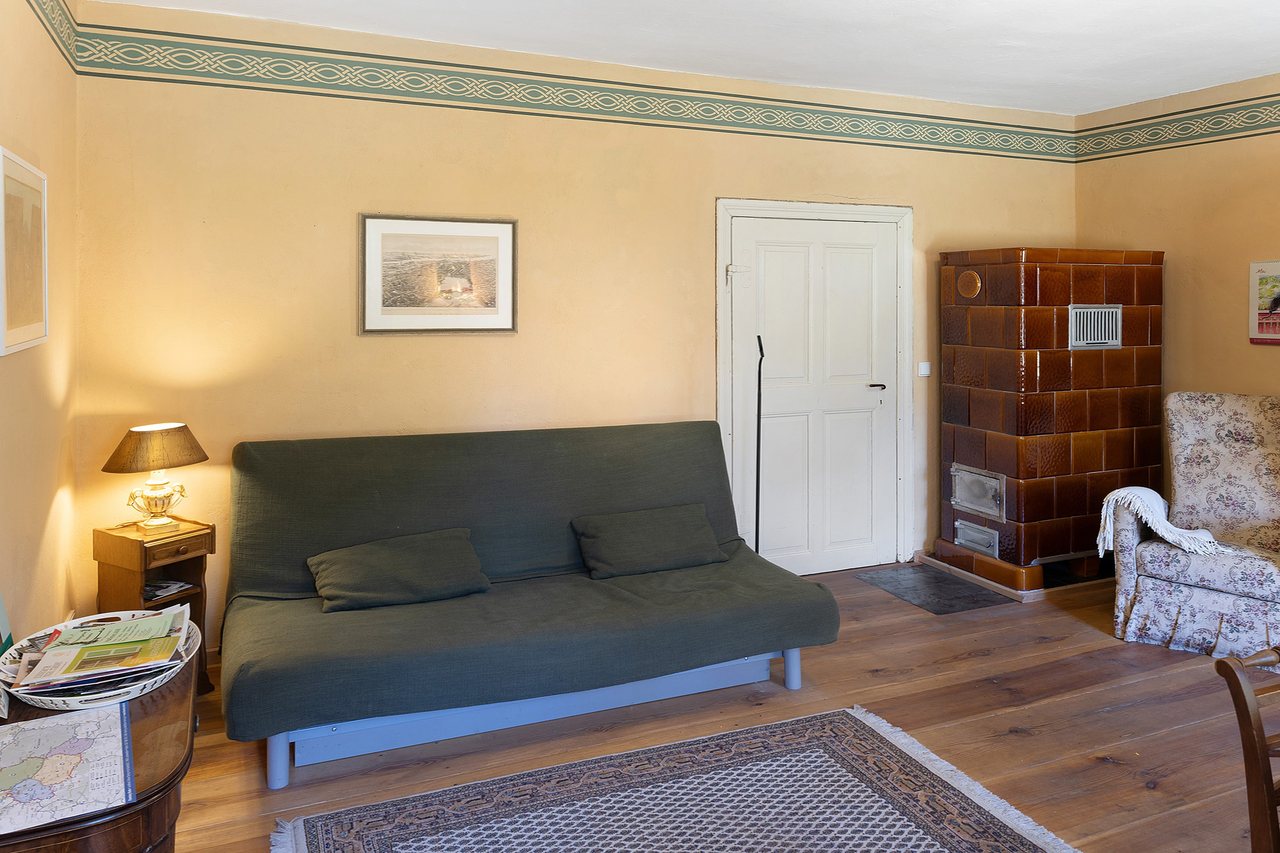 Wohnbereich mit Schlafsofa, Ferienwohnung am Roten Schloss in Baruth/Mark, Brandenburg
