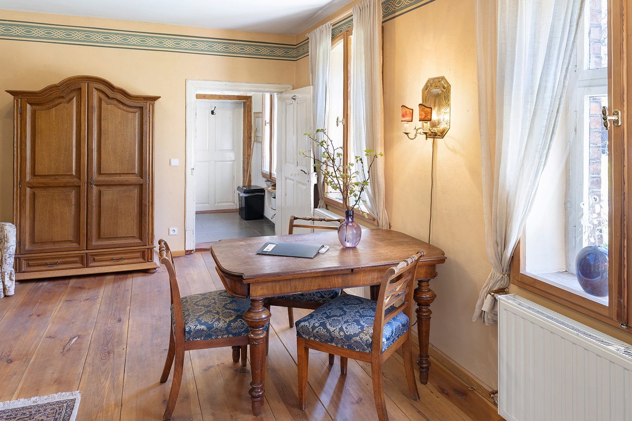 Wohnzimmer mit Kleiderschrank und Essplatz, Ferienwohnung am Roten Schloss in Baruth/Mark, Brandenburg