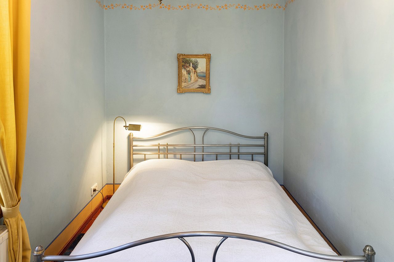 Schlafzimmer mit Bett, Ferienwohnung am Roten Schloss in Baruth/Mark, Brandenburg
