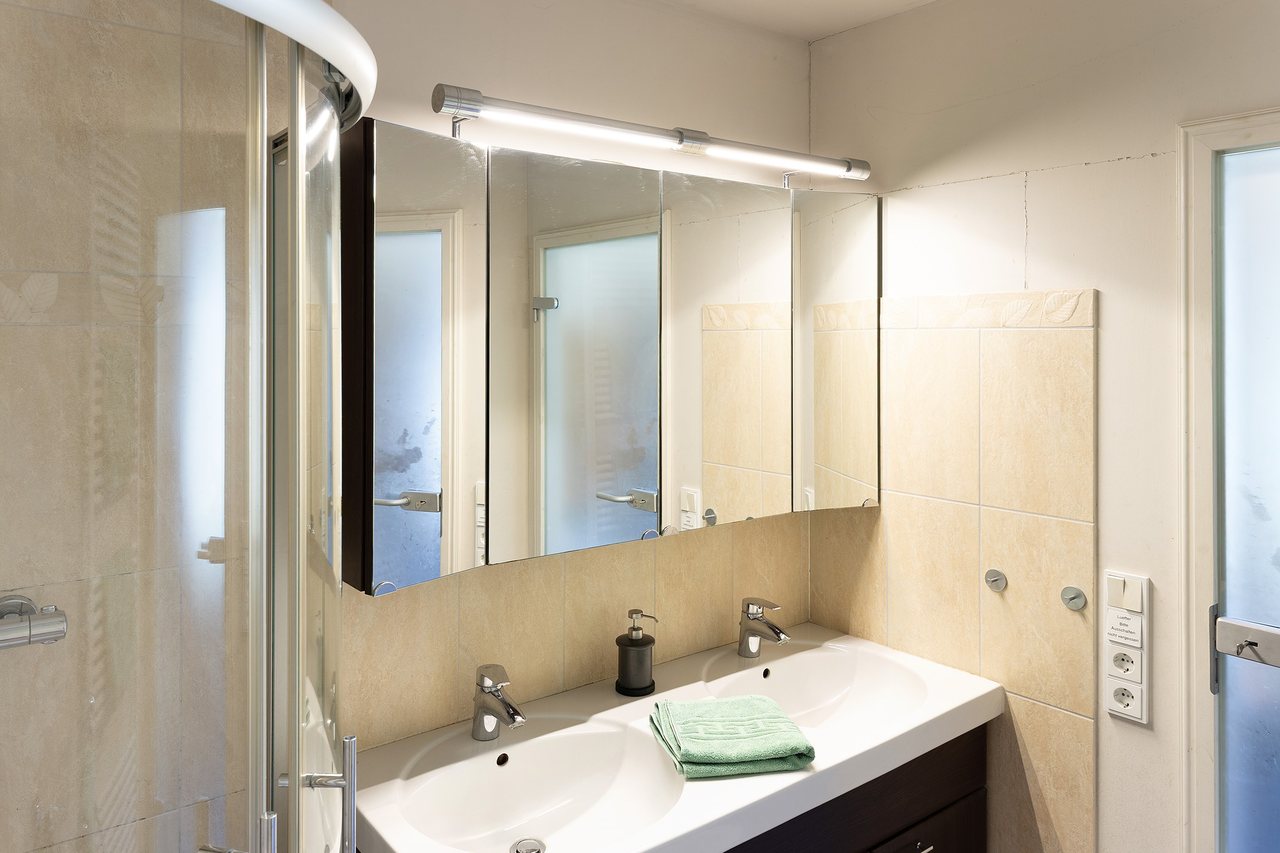 Badezimmer mit Waschbecken und Dusche, Ferienwohnung am Roten Schloss in Baruth/Mark, Brandenburg