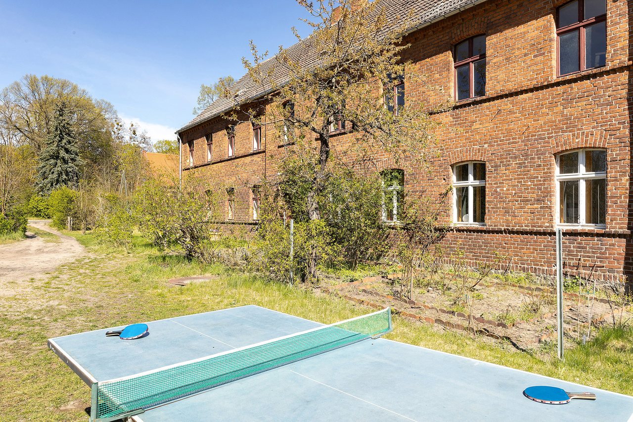 Backsteinhaus mit Tischtennisplatte im Garten, Ferienwohnung am Roten Schloss in Baruth/Mark, Brandenburg