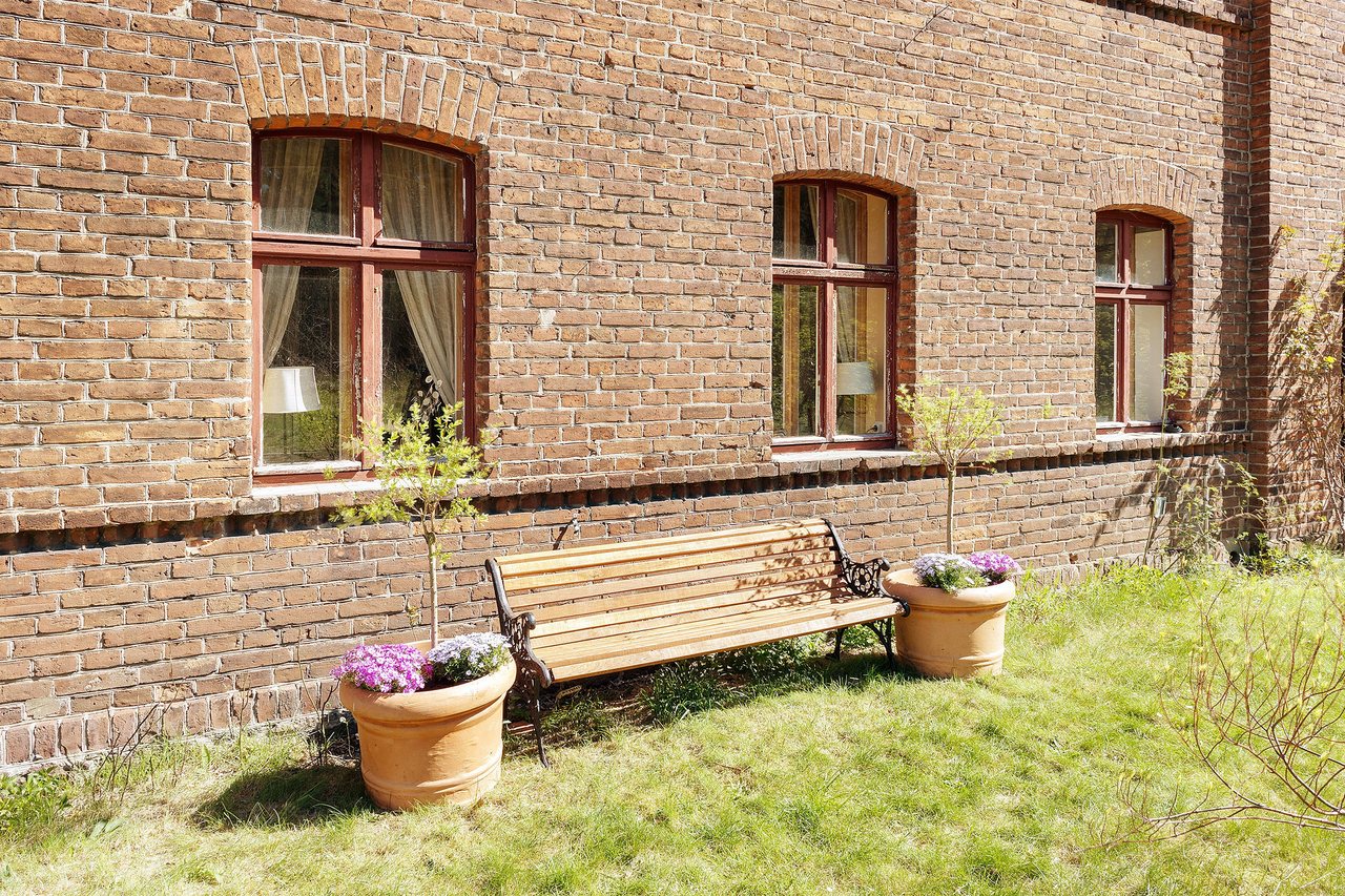 Gartenbereich mit Sitzbank, Ferienwohnung am Roten Schloss in Baruth/Mark, Brandenburg