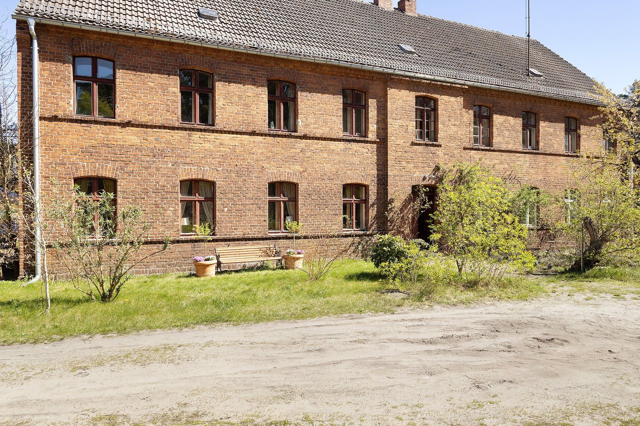 Backsteinhaus, Außenansicht mit Garten, Ferienwohnung am Roten Schloss in Baruth/Mark, Brandenburg