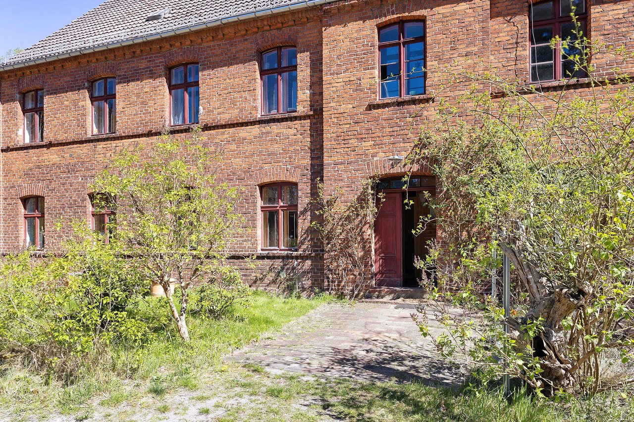 Hauseingang mit Garten, Ferienwohnung am Roten Schloss in Baruth/Mark, Brandenburg