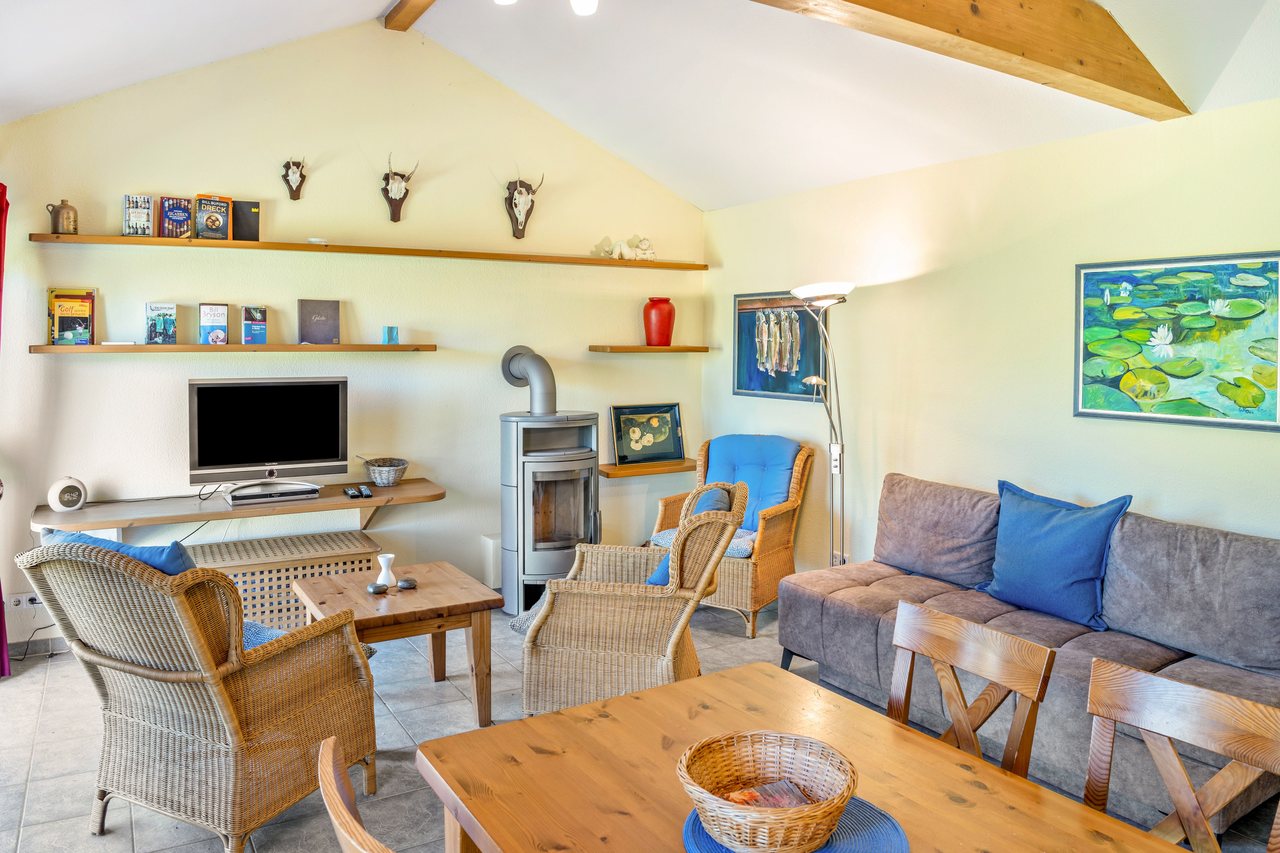 Wohnbereich mit Sofa und Fernseher, Bungalow am Haussee in Himmelpfort, Brandenburg