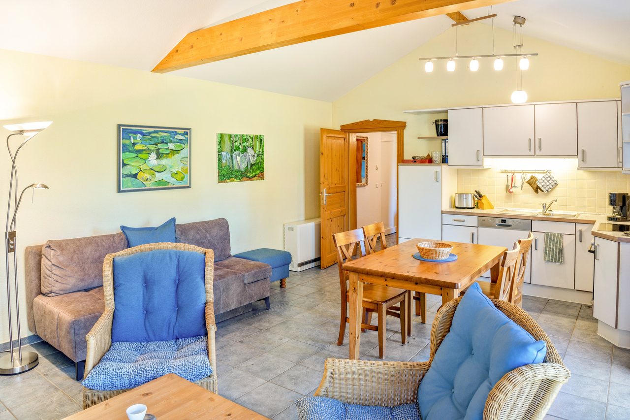 Wohn- und Essbereich mit Küche, Bungalow am Haussee in Himmelpfort, Brandenburg