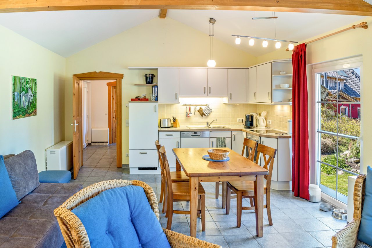 Wohn- und Essbereich mit Blick zur Küche, Bungalow am Haussee in Himmelpfort, Brandenburg