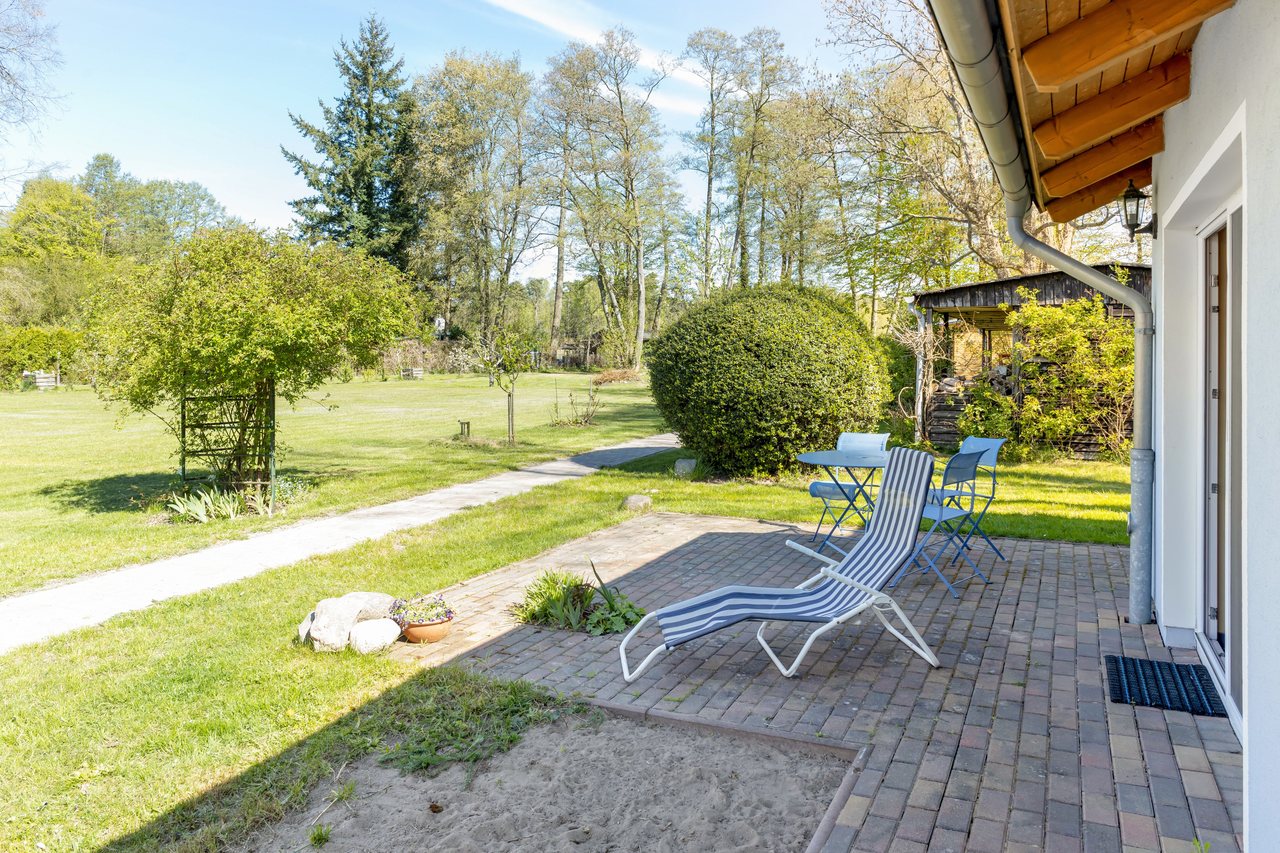 Terrasse mit Blick in den Garten, Bungalow am Haussee in Himmelpfort, Brandenburg