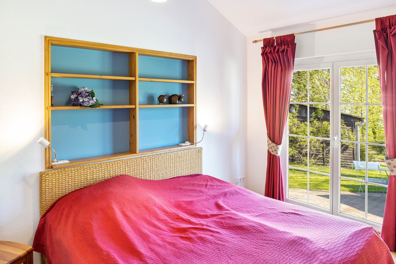 Schlafzimmer mit Doppelbett, Bungalow am Haussee in Himmelpfort, Brandenburg