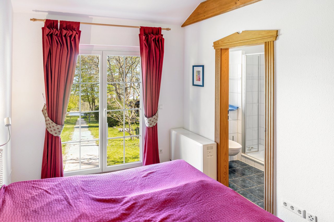 Schlafzimmer mit Doppelbett, Bungalow am Haussee in Himmelpfort, Brandenburg
