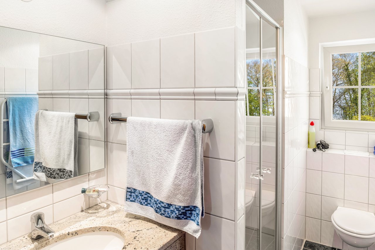 Badezimmer mit Dusche und Waschbecken, Bungalow am Haussee in Himmelpfort, Brandenburg