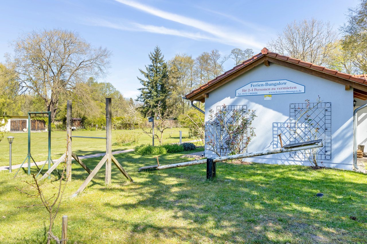 Bungalow mit Spielplatz im Garten, Bungalow am Haussee in Himmelpfort, Brandenburg