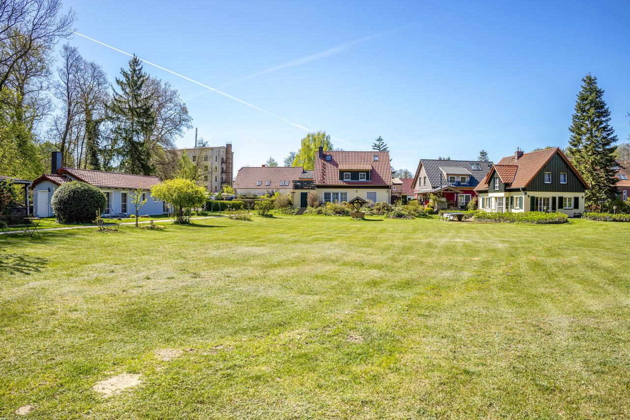 Garten mit Blick in die Umgebung, Bungalow am Haussee in Himmelpfort, Brandenburg