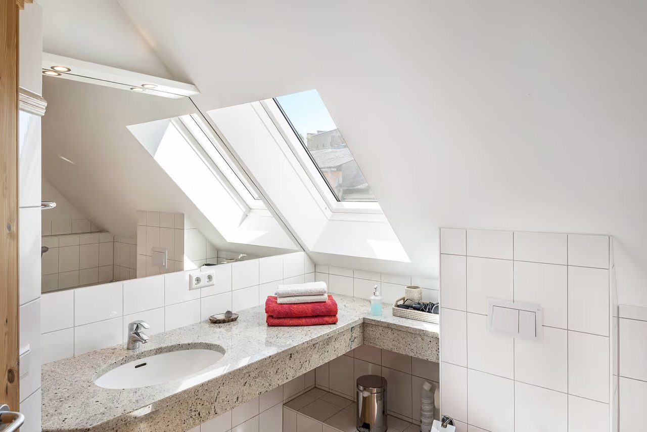 Badezimmer mit Waschtisch und Dachfenster, Ferienhaus Haussee in Himmelpfort, Brandenburg