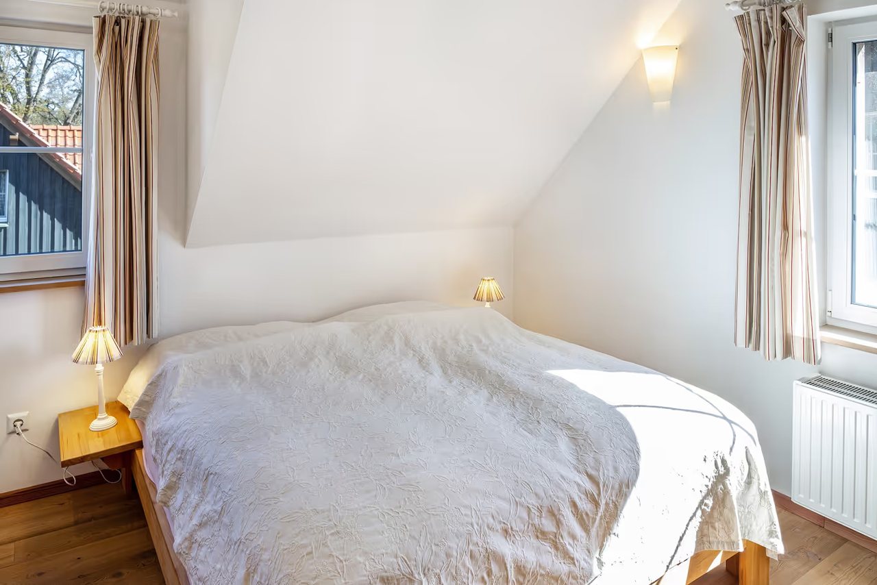 Schlafzimmer mit Doppelbett unter der Dachschräge, Ferienhaus Haussee in Himmelpfort, Brandenburg