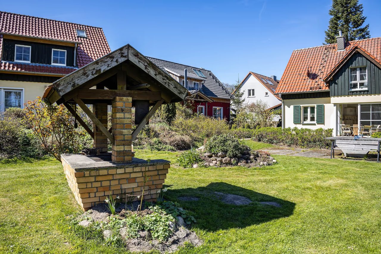 Garten mit gemauertem Brunnen, Ferienhaus Haussee in Himmelpfort, Brandenburg