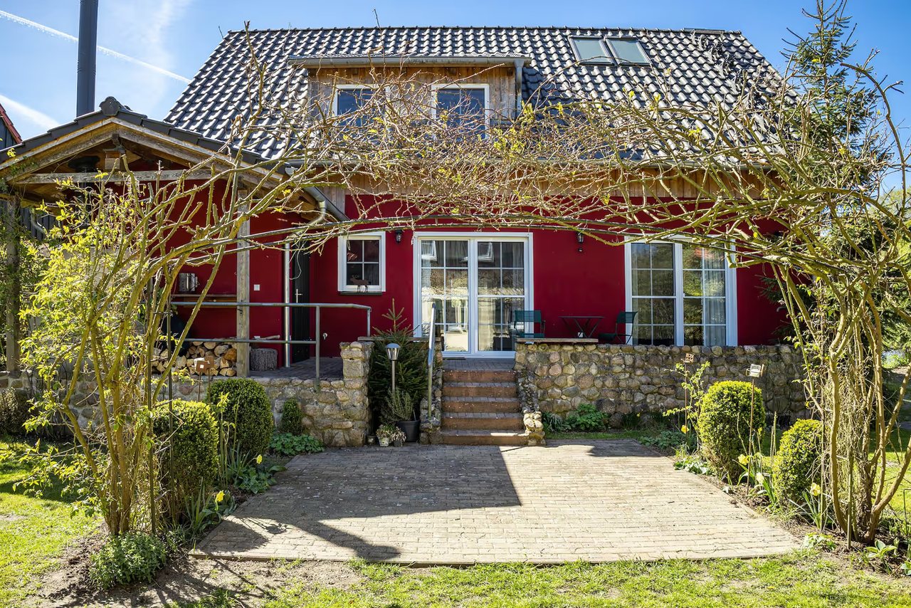 Rotes Ferienhaus mit Vorgarten, Ferienhaus Haussee in Himmelpfort, Brandenburg