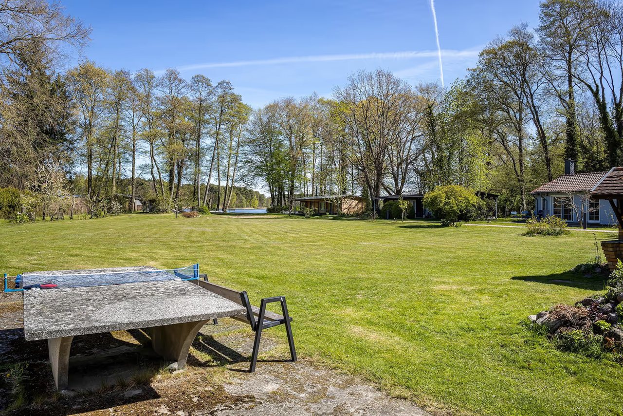 Garten mit Tischtennisplatte, Ferienhaus Haussee in Himmelpfort, Brandenburg