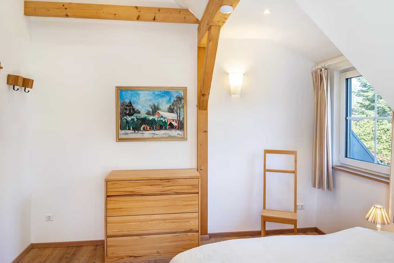 Schlafzimmer mit Kommode unter der Dachschräge, Ferienhaus Haussee in Himmelpfort, Brandenburg