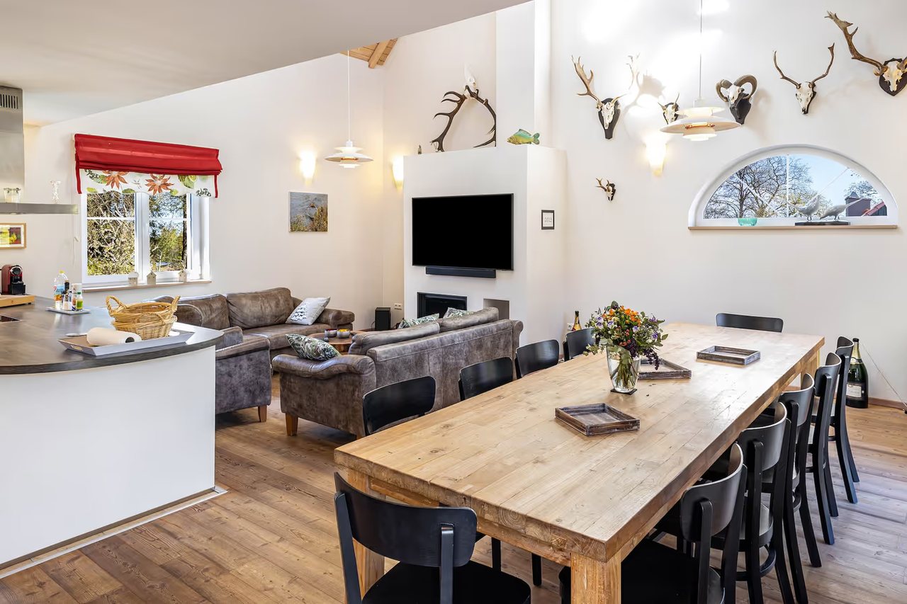 Offener Wohn- und Essbereich mit Kamin, Ferienhaus Haussee in Himmelpfort, Brandenburg