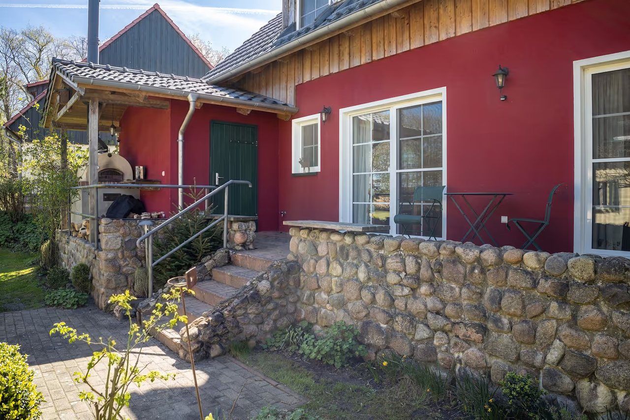 Rotes Ferienhaus mit Terrasse im Garten, Ferienhaus Haussee in Himmelpfort, Brandenburg