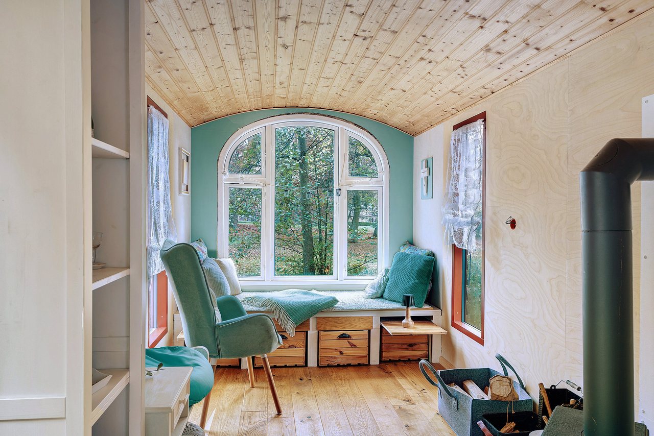 Sitzecke am Rundbogenfenster, Bauwagen in Marienfließ, Brandenburg