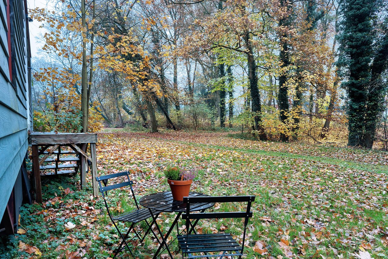 Sitzplatz mit Tisch im Garten, Bauwagen in Marienfließ, Brandenburg