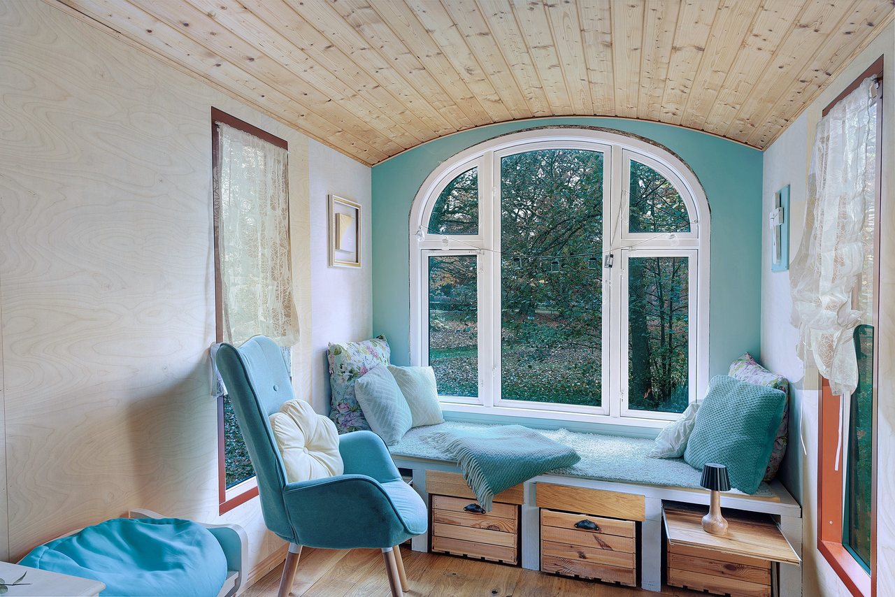 Sitzecke mit Sesseln am Fenster, Bauwagen in Marienfließ, Brandenburg