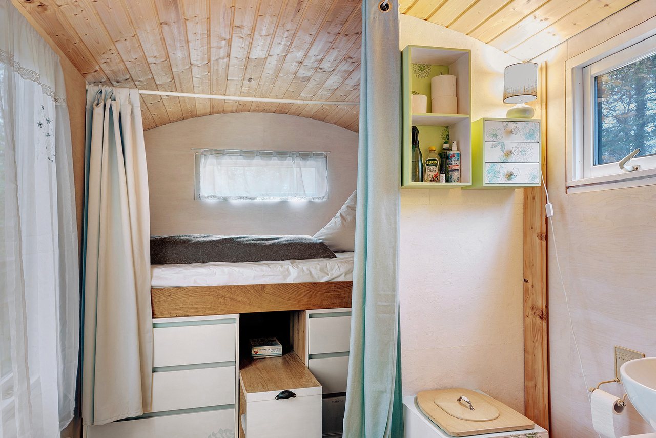 Schlafbereich mit Bett und Waschbereich, Bauwagen in Marienfließ, Brandenburg