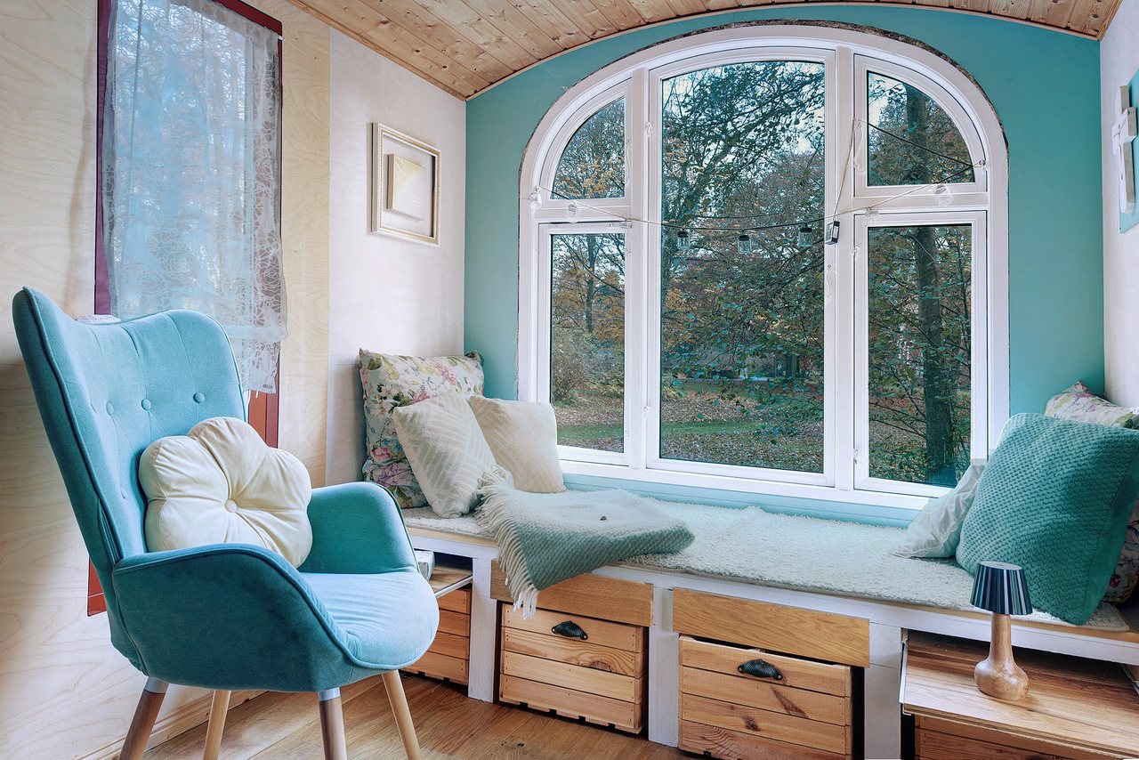 Sitzecke mit Sesseln am Bogenfenster, Bauwagen in Marienfließ, Brandenburg