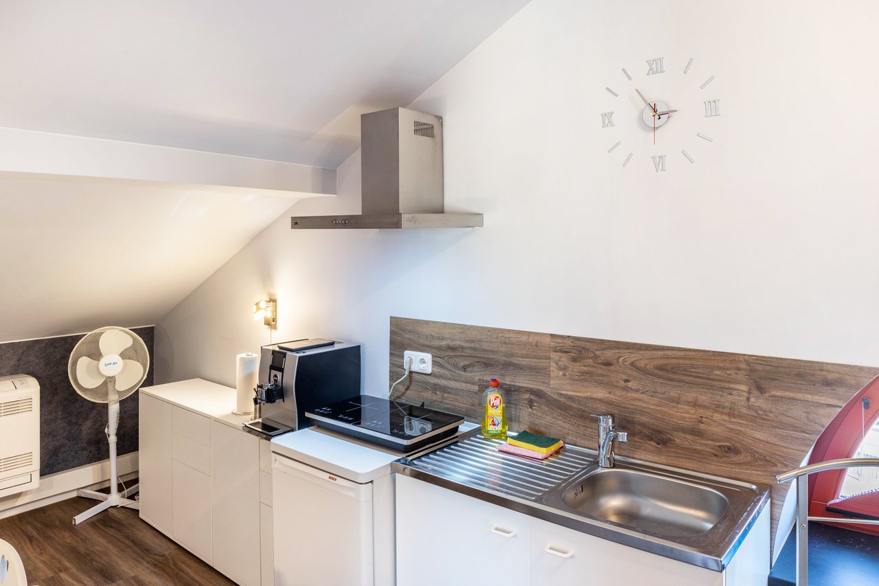 Küchenzeile mit Dunstabzug, Apartment über dem Pub in Michendorf, Brandenburg