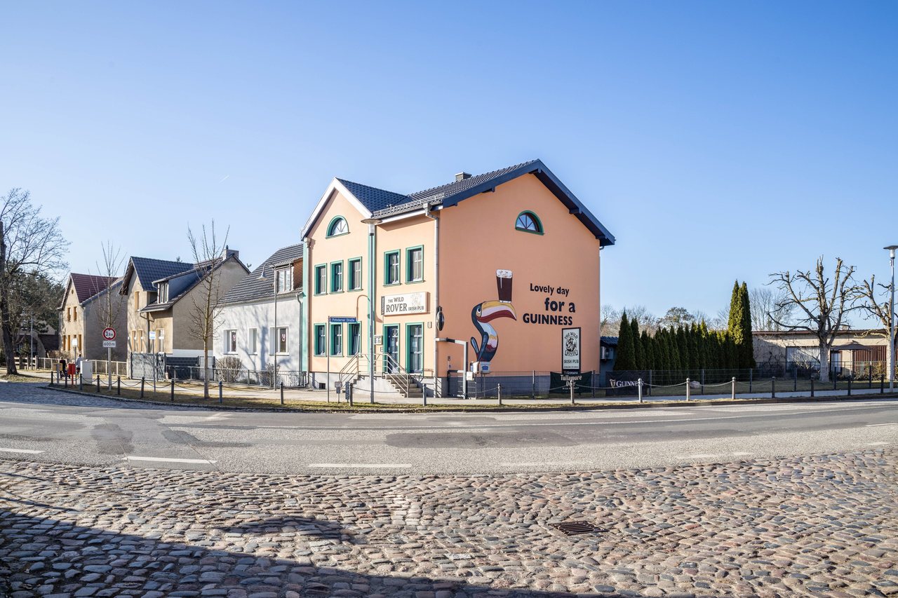 Straßenansicht des Gebäudes, Apartment über dem Pub in Michendorf, Brandenburg