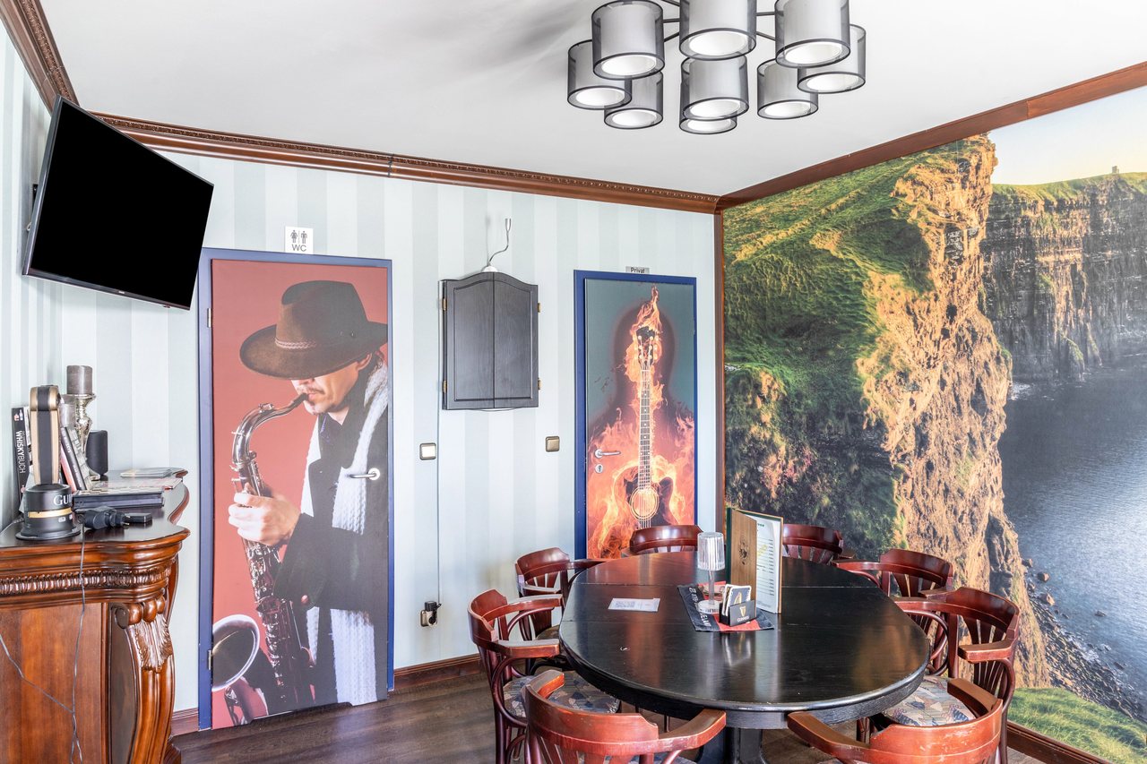 Essbereich mit Wandbild und roten Stühlen, Apartment über dem Pub in Michendorf, Brandenburg