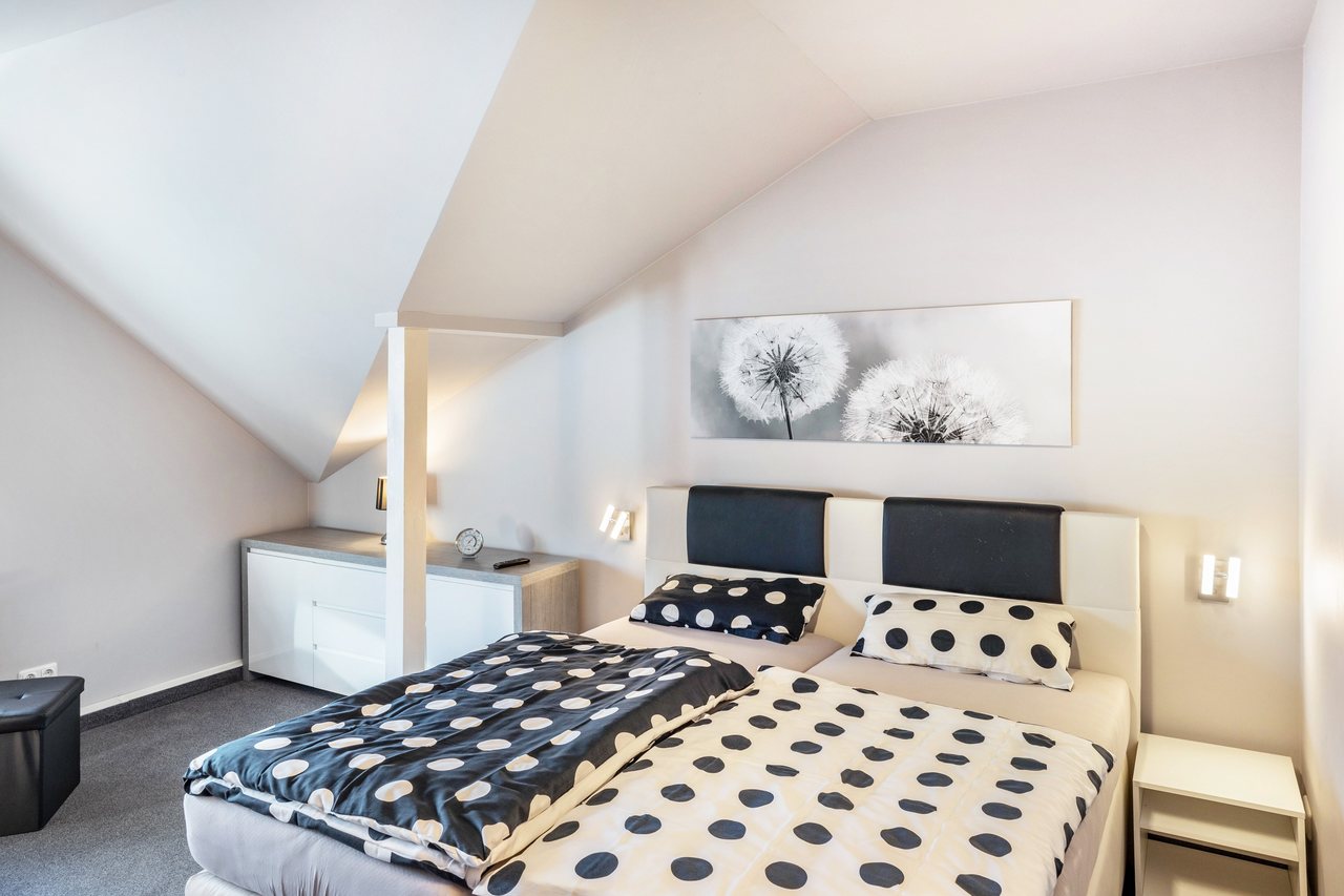 Schlafzimmer mit Doppelbett unter der Dachschräge, Apartment über dem Pub in Michendorf, Brandenburg