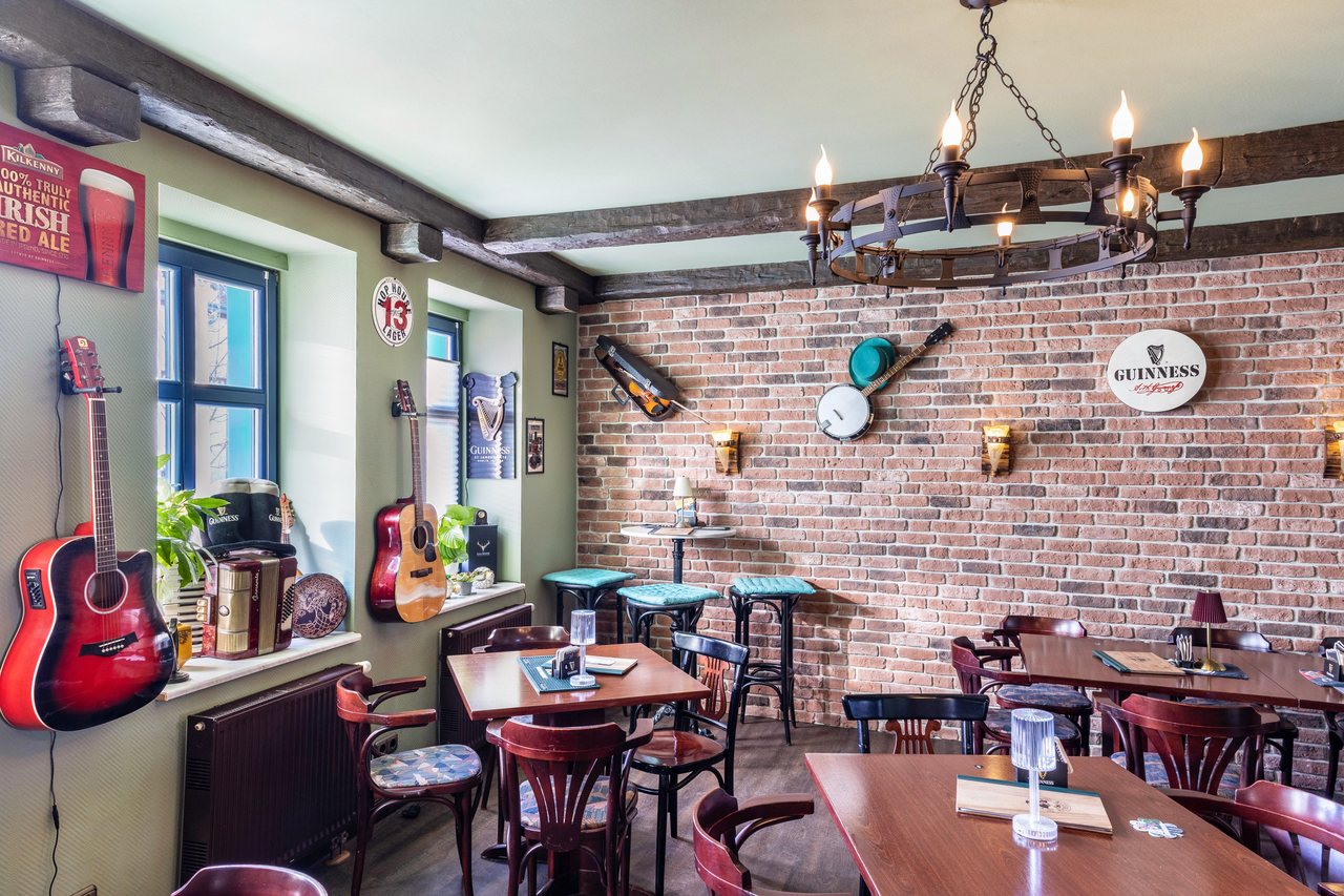 Gastraum mit Backsteinwand, Apartment über dem Pub in Michendorf, Brandenburg
