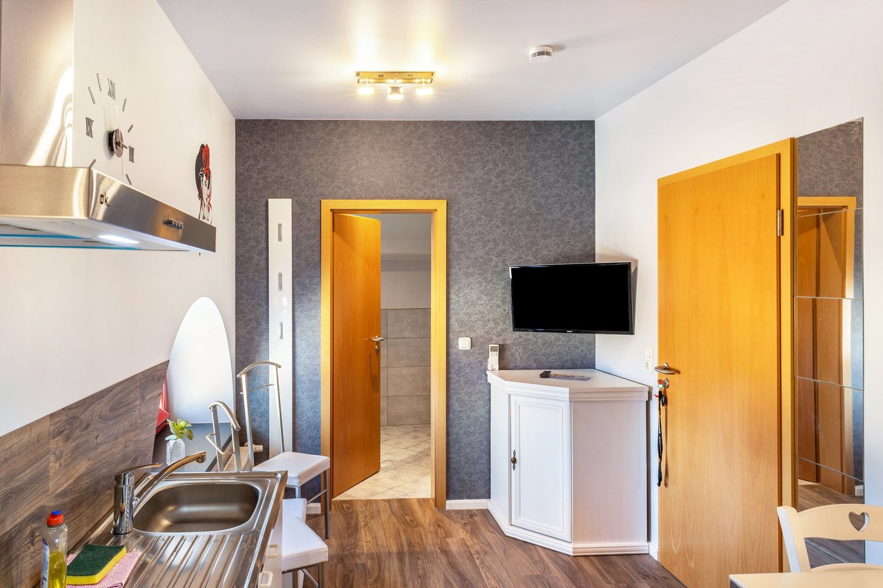 Flur mit Bad und Fernseher, Apartment über dem Pub in Michendorf, Brandenburg
