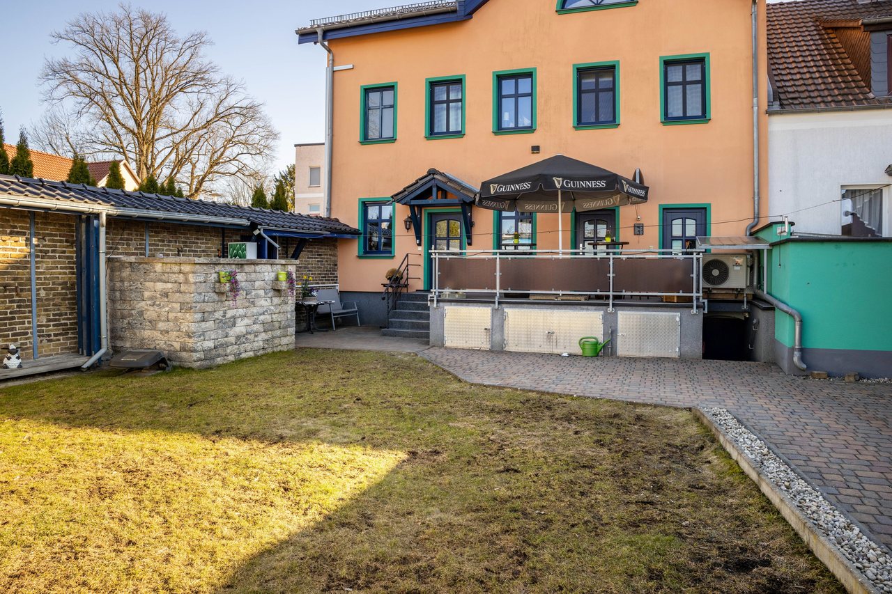 Außenansicht mit Garten, Apartment über dem Pub in Michendorf, Brandenburg