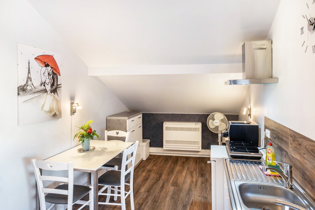 Essplatz mit Küchenzeile unter der Dachschräge, Apartment über dem Pub in Michendorf, Brandenburg