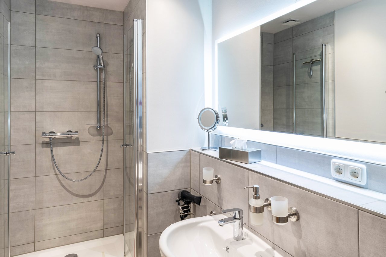 Badezimmer mit Dusche und Waschbecken, Apartment über dem Pub in Michendorf, Brandenburg