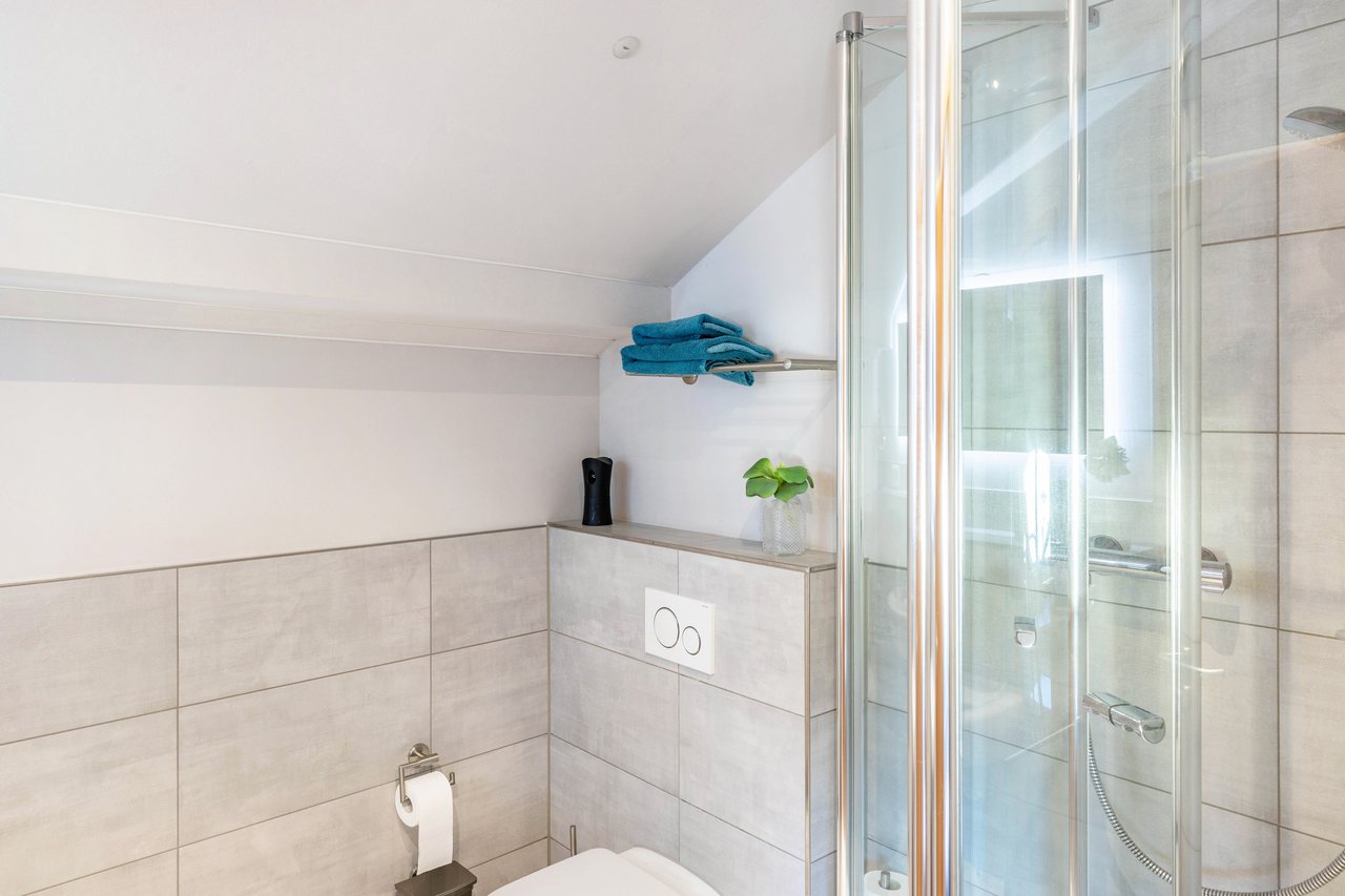 Badezimmer mit Dusche, Apartment über dem Pub in Michendorf, Brandenburg