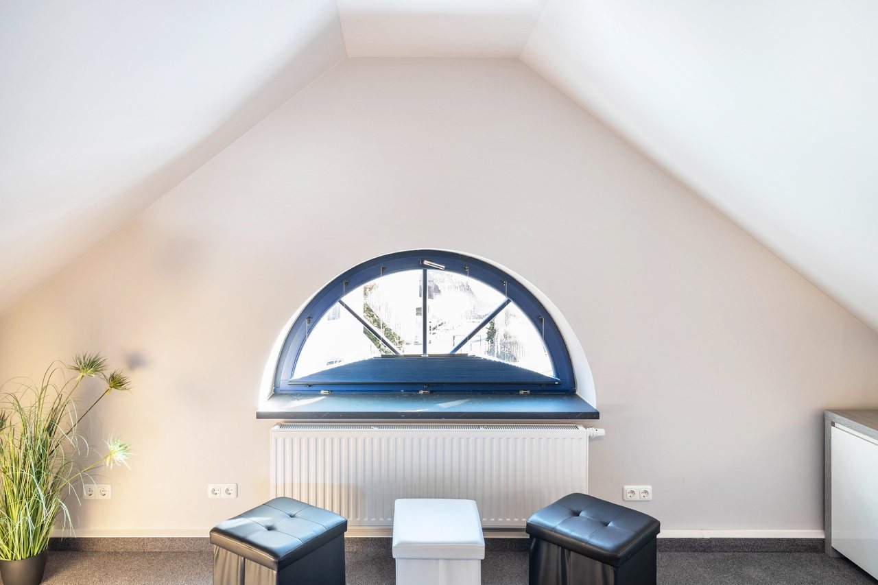 Zimmer mit Rundbogenfenster, Apartment über dem Pub in Michendorf, Brandenburg