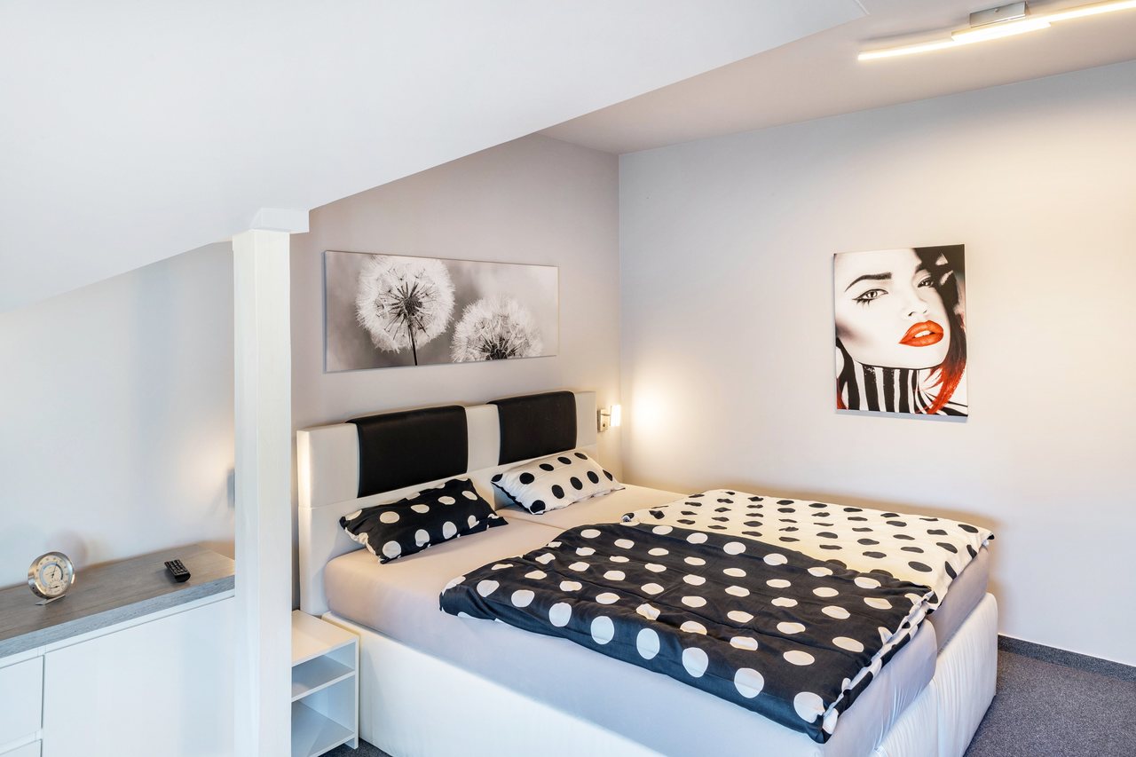 Schlafzimmer mit Doppelbett, Apartment über dem Pub in Michendorf, Brandenburg
