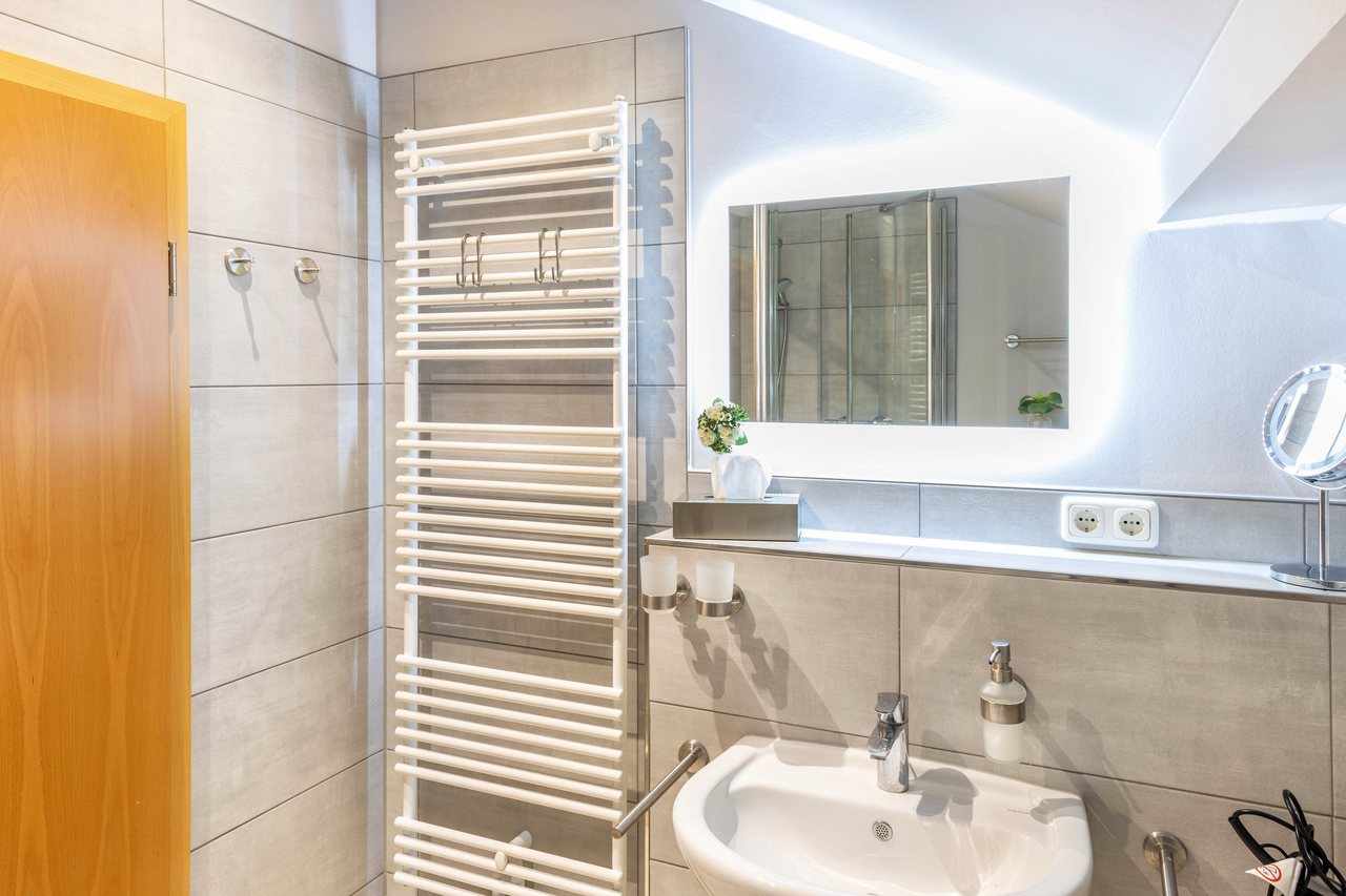 Badezimmer mit Waschbecken und Spiegel, Apartment über dem Pub in Michendorf, Brandenburg