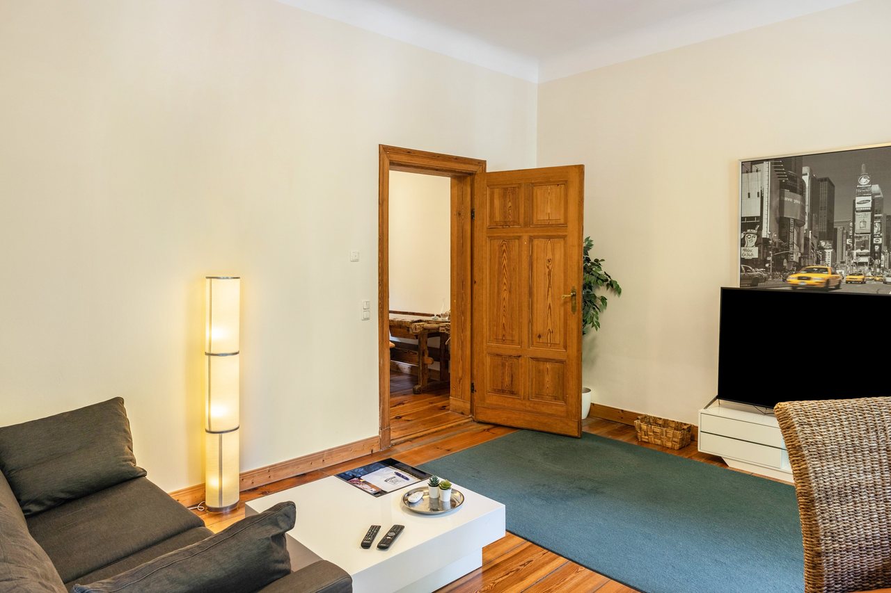 Wohnbereich mit Sofa und Fernseher, Ferienwohnung für 2 Personen 50 M² in Potsdam, Brandenburg