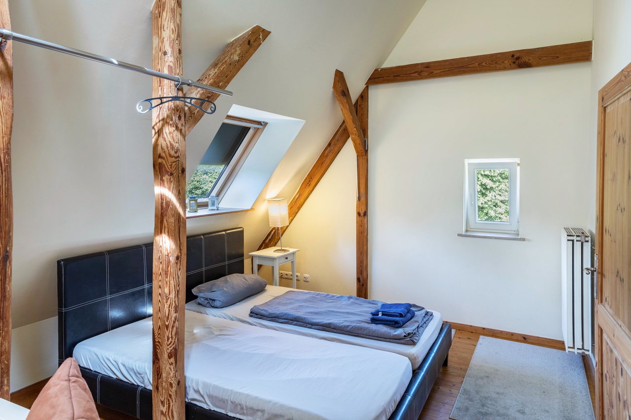 Schlafzimmer mit Bett unter der Dachschräge, Ferienwohnung für 6 Personen 80 M² in Potsdam, Brandenburg, Groß Glienicke, Potsdam, Brandenburg