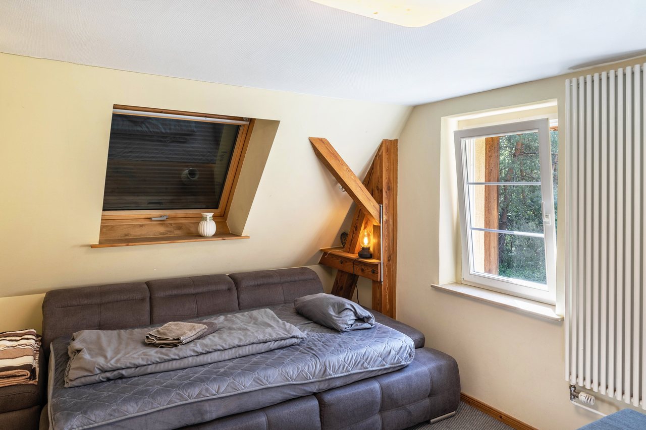 Wohnbereich mit Sofa unter der Dachschräge, Ferienwohnung für 6 Personen 80 M² in Potsdam, Brandenburg, Groß Glienicke, Potsdam, Brandenburg