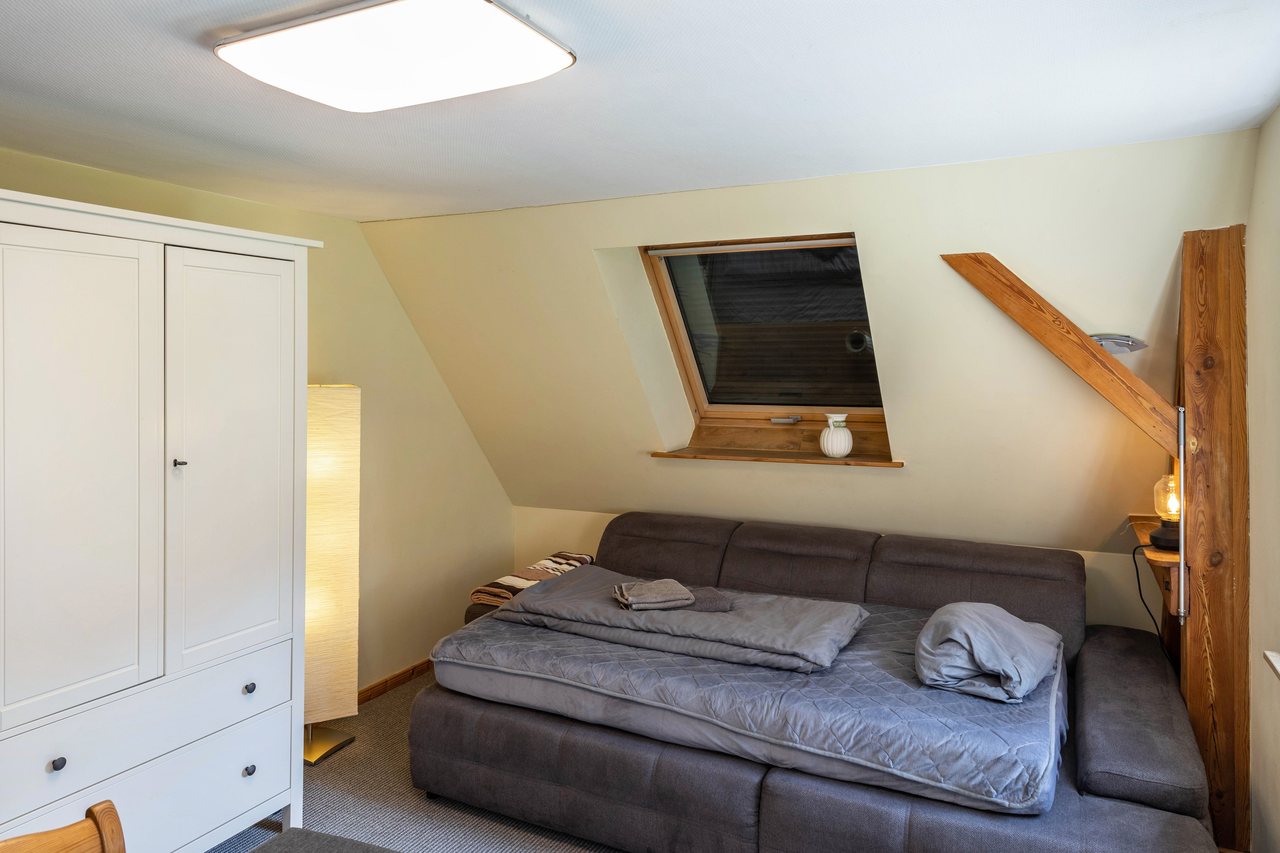 Wohnbereich mit Sofa und Kleiderschrank, Ferienwohnung für 6 Personen 80 M² in Potsdam, Brandenburg, Groß Glienicke, Potsdam, Brandenburg